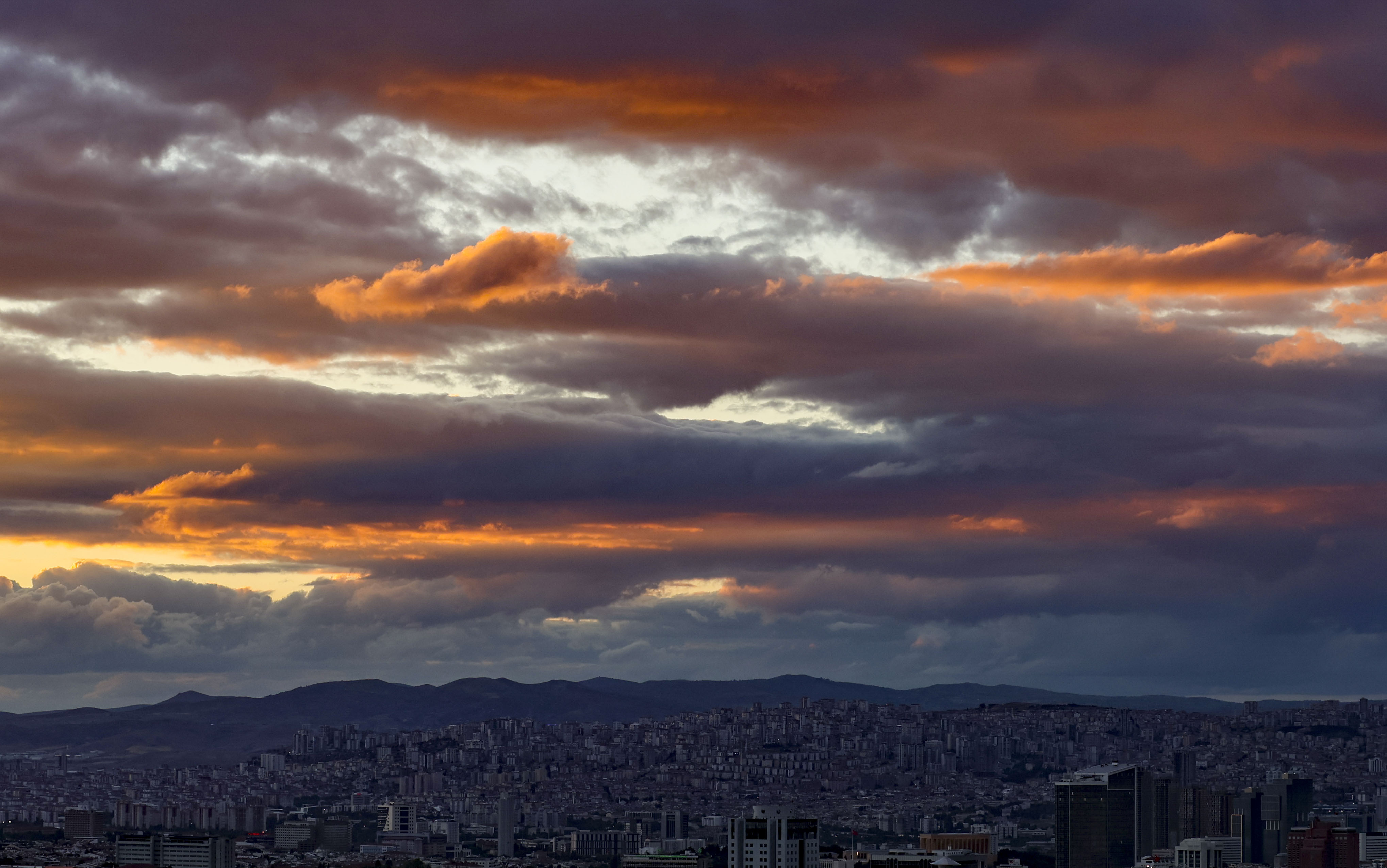 Ankara'da gün batımı saatlerinde gökyüzünde oluşan kızıllık güzel görüntüler oluşturdu. ( Erçin Ertürk - Anadolu Ajansı )