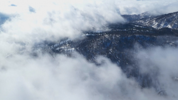 Beyaza bürünen Kartepe'de kar bulutlarının oluşturduğu manzara dron ile görüntülendi.