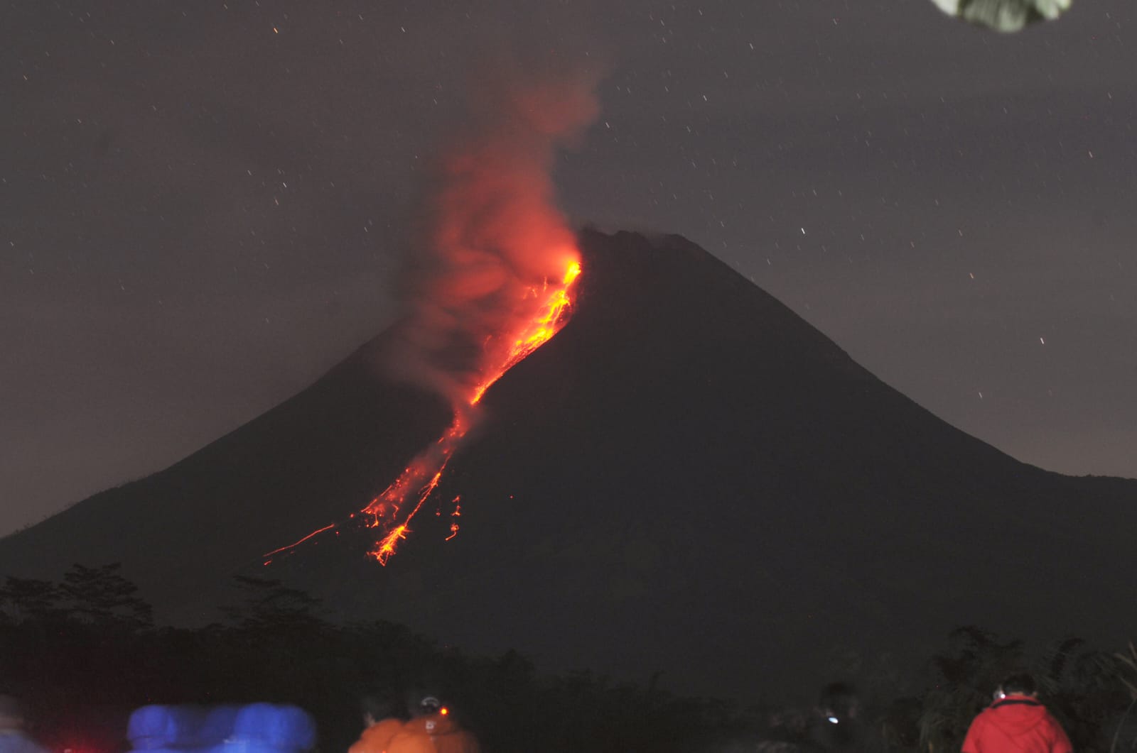 Endonezya'daki Merapi Yanardağı'nda volkanik hareketlilik kaydedildi