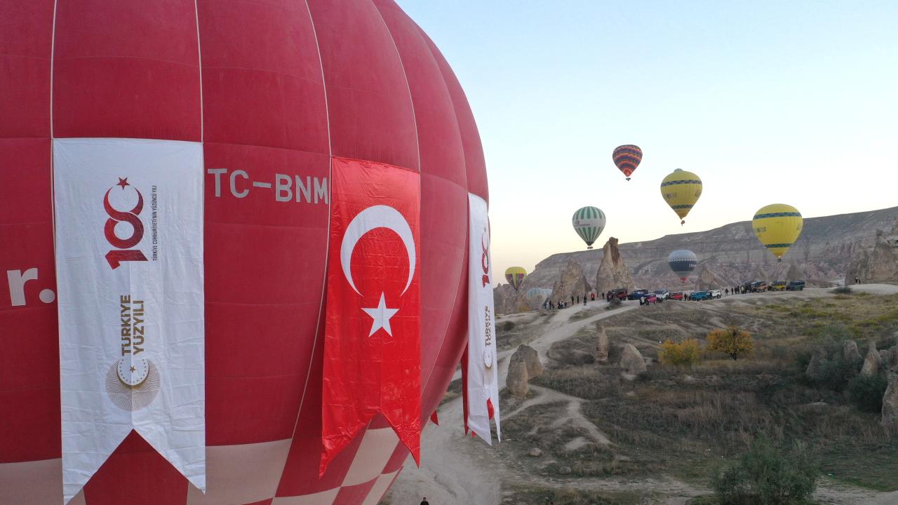 29 Ekim Cumhuriyet Bayramı etkinlikleri kapsamında, turistlere yönelik turda kullanılan sıcak hava balonlarının sepetlerine görevlilerce bayrak ve posterler asıldı.