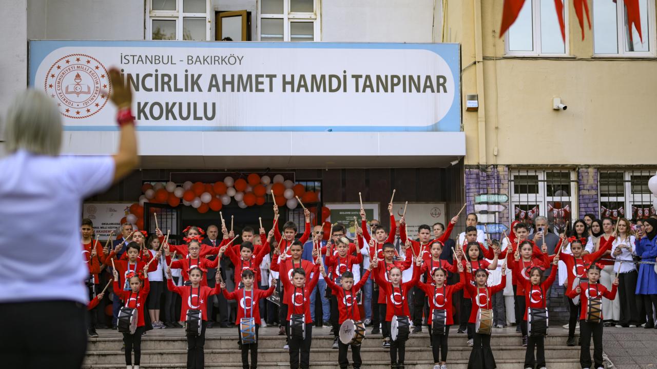 İstanbul'da ilkokul öğrencileri Cumhuriyet Bayramı'nı kutladı