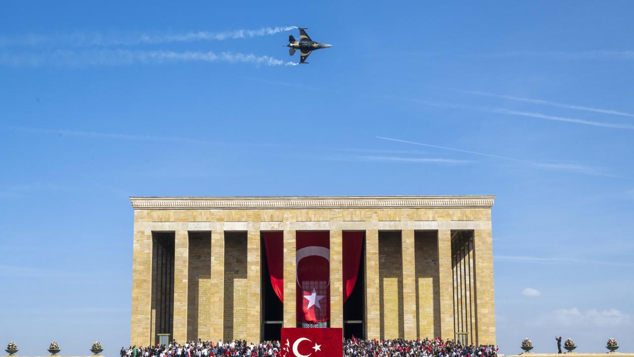 SOLOTÜRK, Anıtkabir üzerinde gösteri uçuşu yaptı
