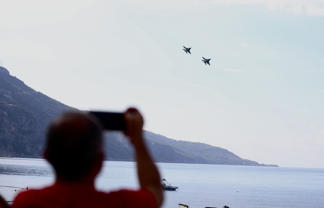 Uçakların geçişini beğeniyle izleyen vatandaşlardan bazıları, o anları cep telefonu kameralarıyla kaydetti.