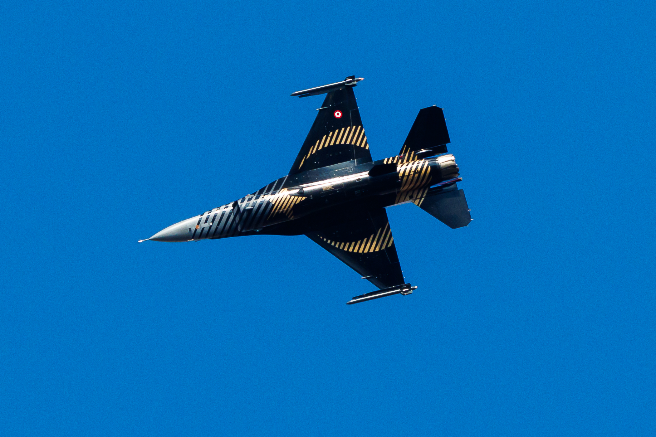 SOLOTÜRK ekibinin Anıtkabir semalarında çeşitli manevralarla yaptığı ve yaklaşık yarım saat süren gösteri uçuşu, başkentliler tarafından ilgiyle izlendi.