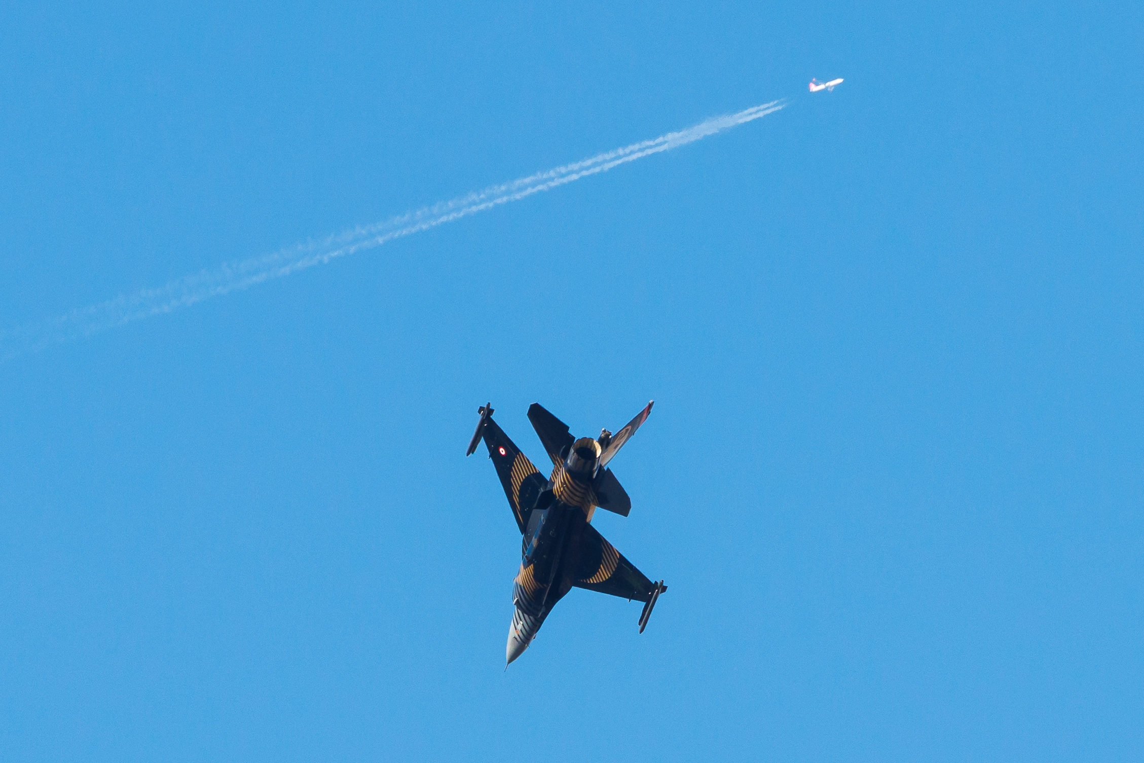 Trafikte seyreden bazı sürücüler de araçlarını yol kenarına çekerek gösteriyi takip etti.