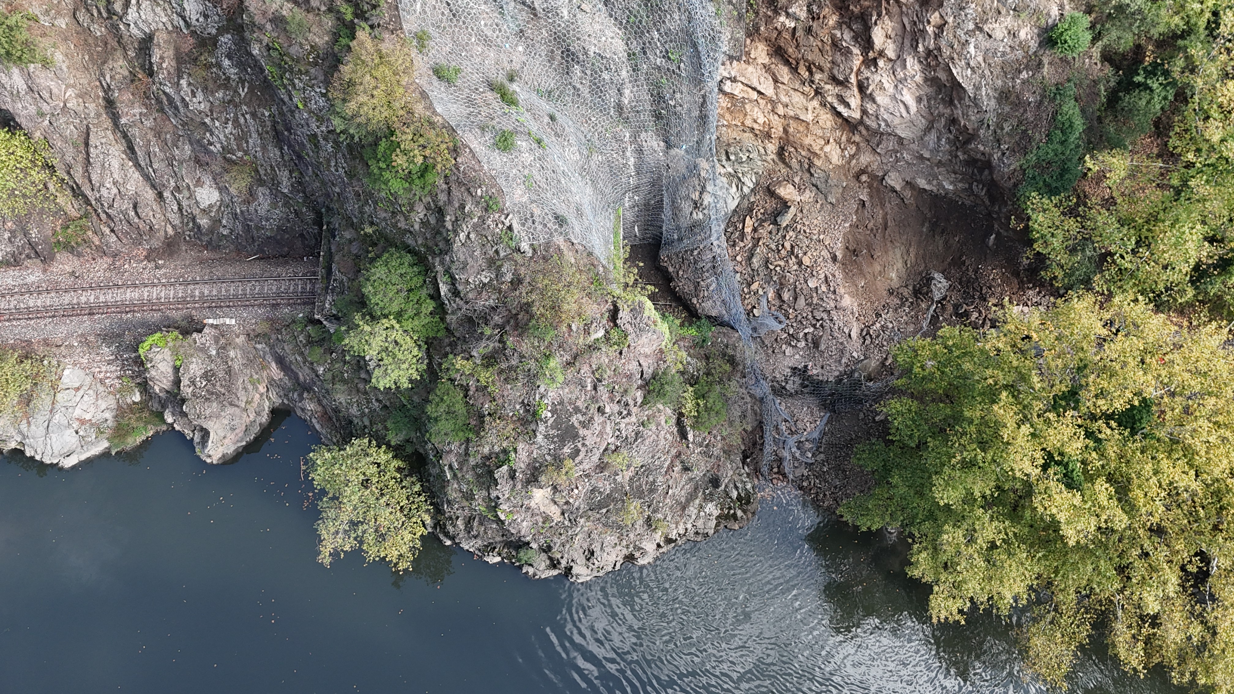 Heyelan demir yolunu kapattı, tren seferleri durduruldu
