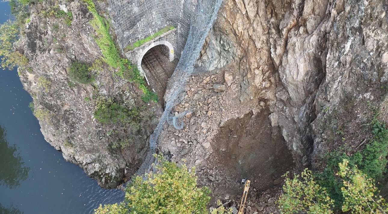 Karabük Valiliğinden yapılan açıklamada, söz konusu hattın ikinci bir duyuruya kadar tren seferlerine kapatıldığı bildirildi.