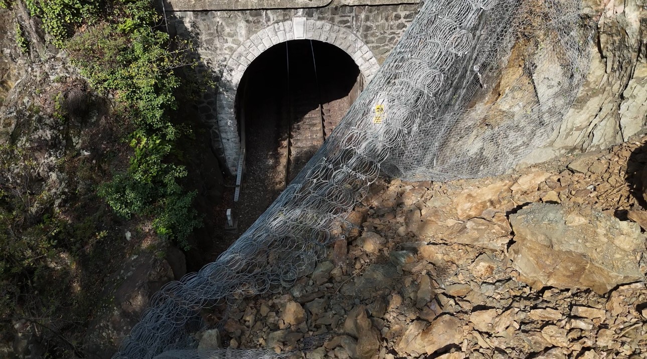 Açıklamada, yolcu taşımacılığında aksamaların yaşanmaması için Bolkuş-Balıkısık arasındaki ulaşımın kara yolu aktarmasıyla sağlandığı ve tren seferlerinin bu şekilde sürdürüldüğü kaydedildi.