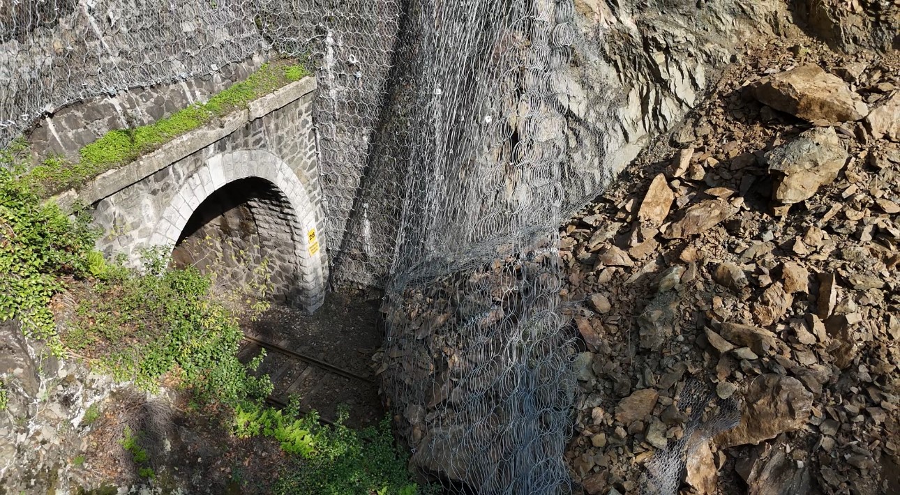 Ekipler hattın yeniden açılması için çalışma başlatırken heyelan bölgesi dronla görüntülendi.