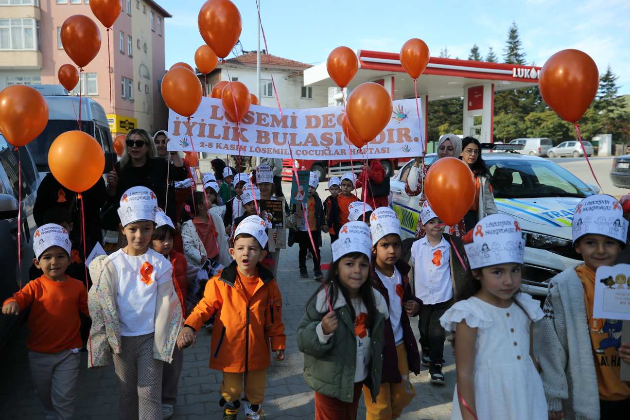 Karabük'te ana sınıfı öğrencileri lösemi hastaları için gökyüzüne balon bıraktı