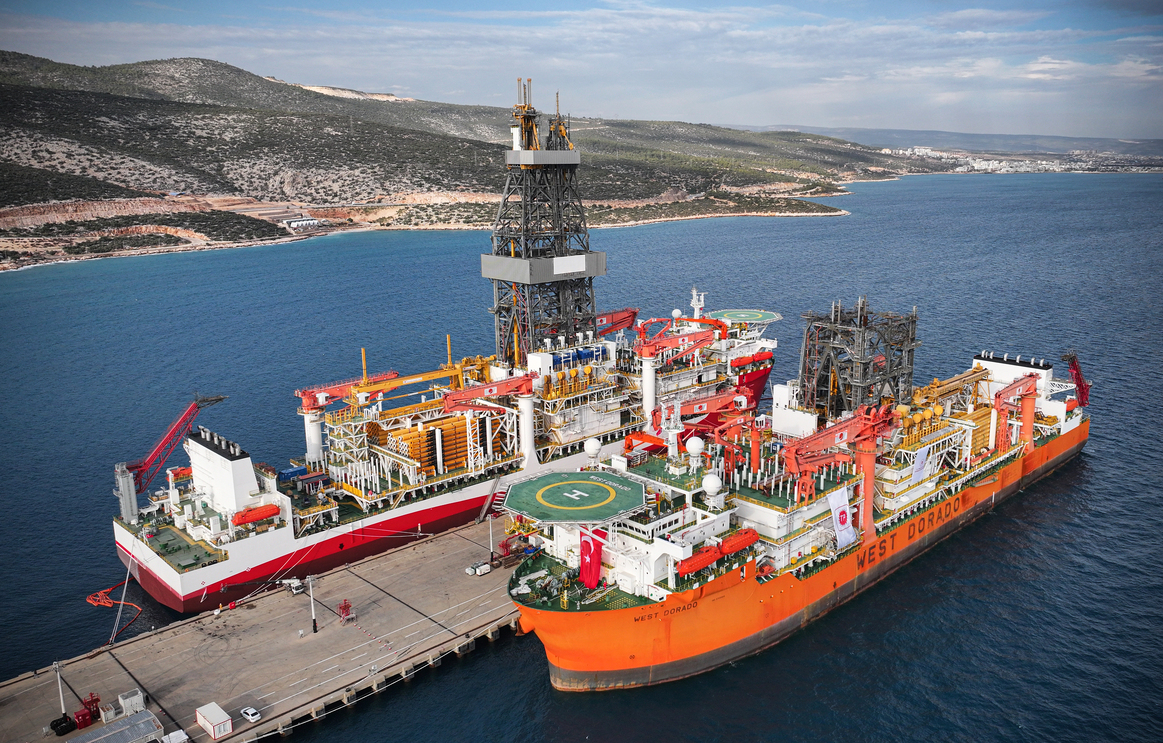 Türkiye'nin enerji filosuna katılan iki yeni sondaj gemisi yan yana geldi