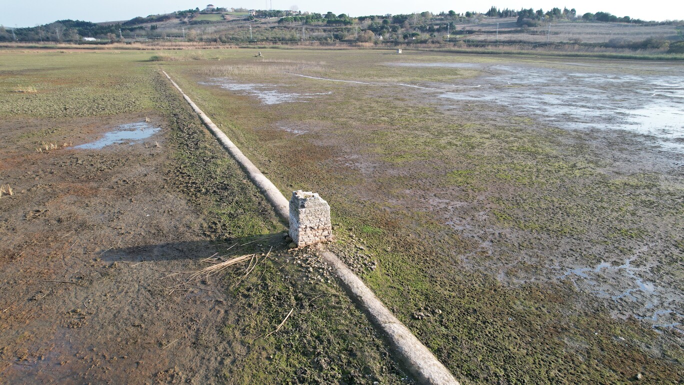 Terkos Gölü'nde su çekilince tarihi su kanalları gün yüzüne çıktı