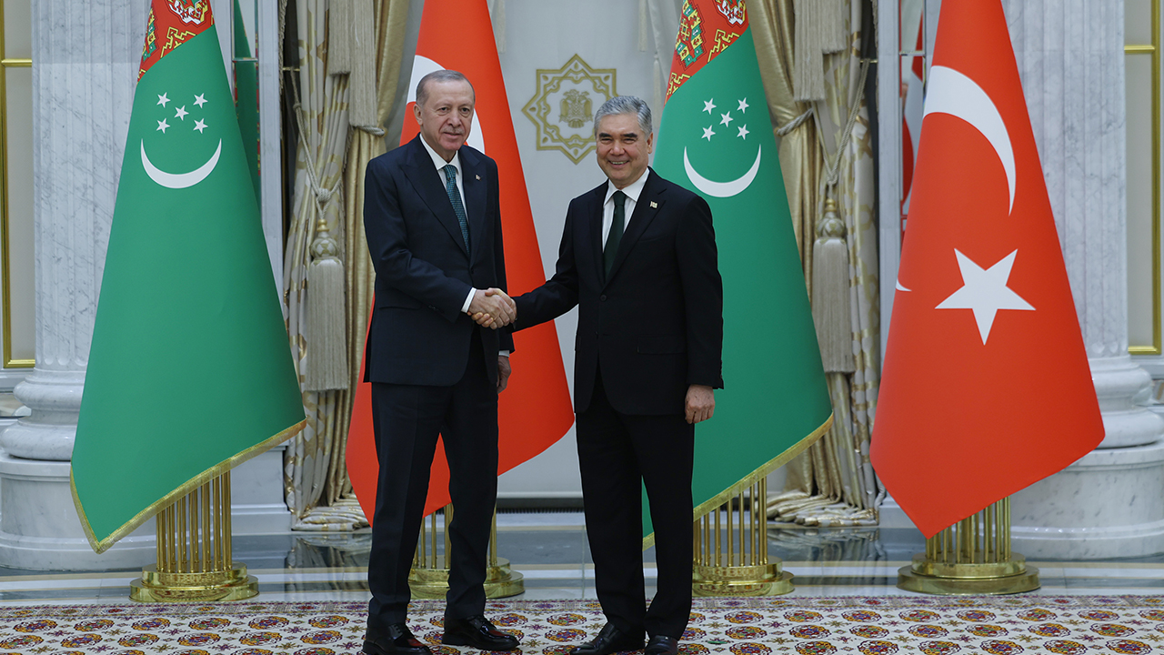 Cumhurbaşkanı Erdoğan Türkmenistan'da! Liderler tarafsızlık anıtına çelenk bıraktı, aile fotoğrafı çektirdi!