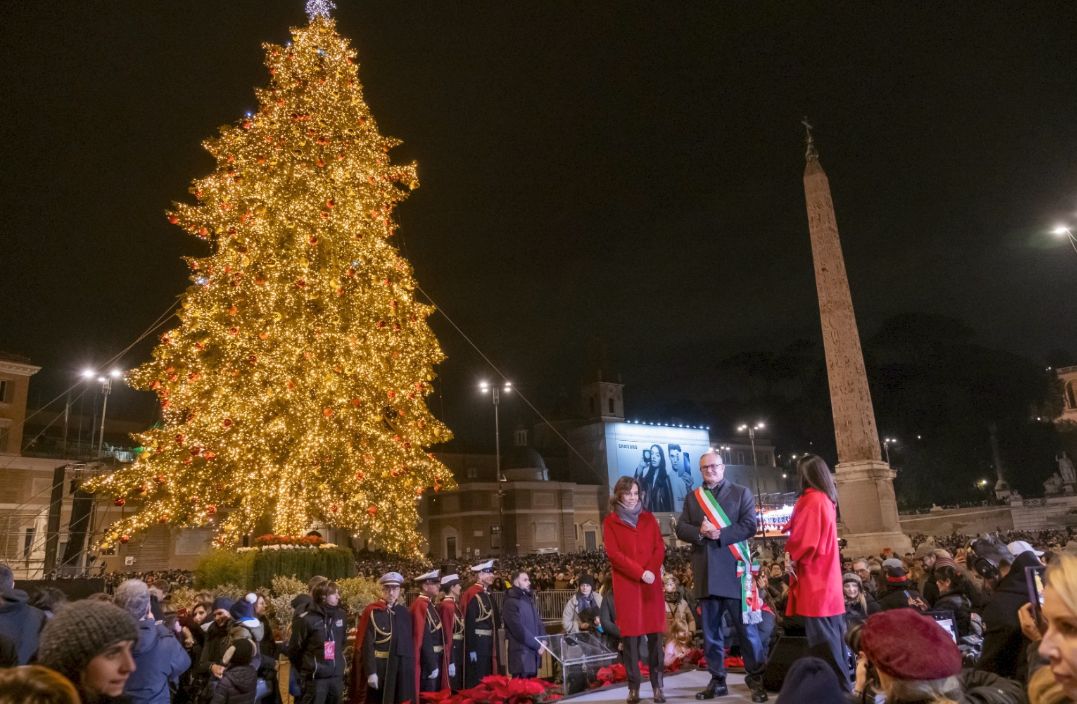 Natale A Roma Acceso Lalbero A Piazza Del Popolo
