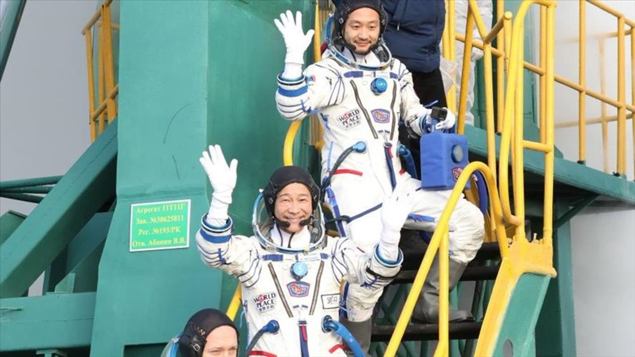 Japon milyarder Maezawa ile asistanı uzaya gönderildi