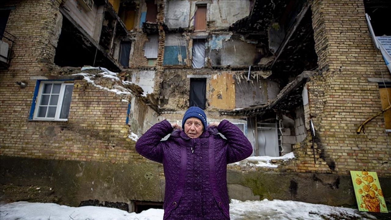 Ukrayna'daki savaşta kısmen yıkılan konutlarda yaşayan siviller hayata tutunmaya çalışıyor