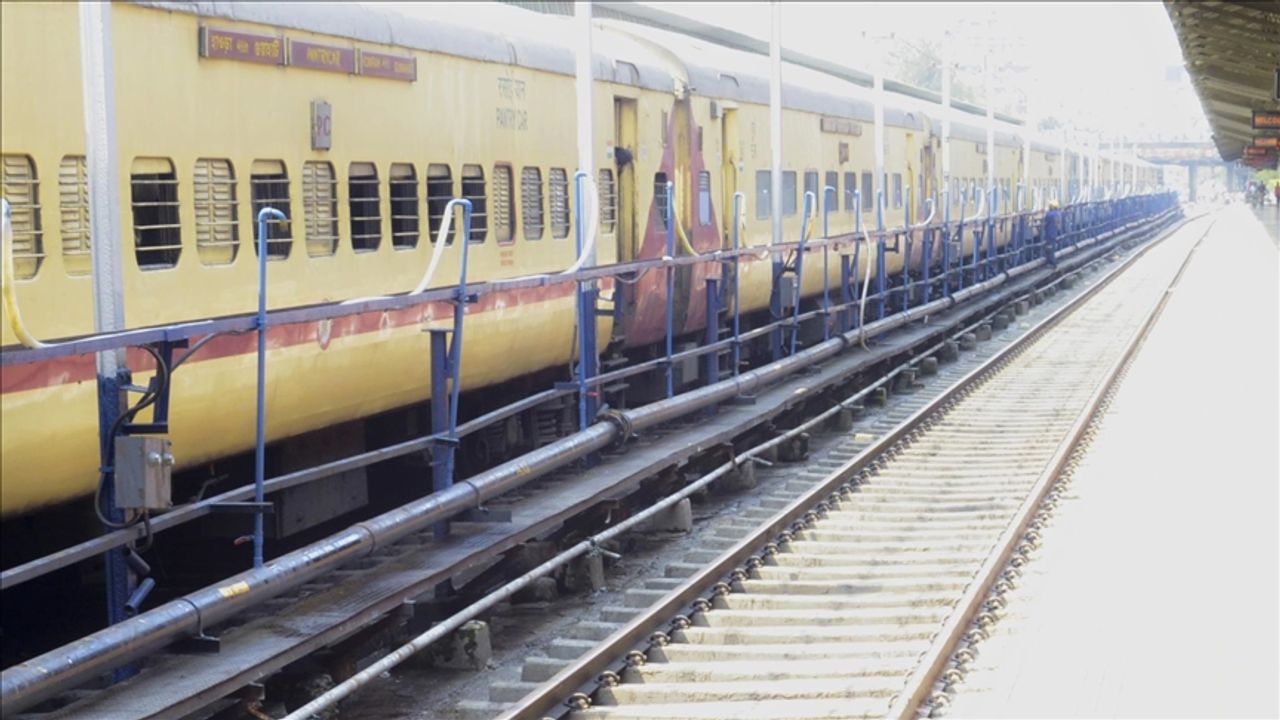 Hindistan’da işe alınacakları vaadiyle kandırılan 28 kişi 1 ay boyunca tren saydı