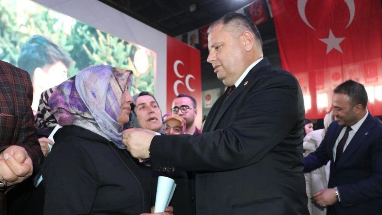 Kırıkkale’de MHP’ye üye akını: Tek seferde 2023 kişiye rozet takıldı