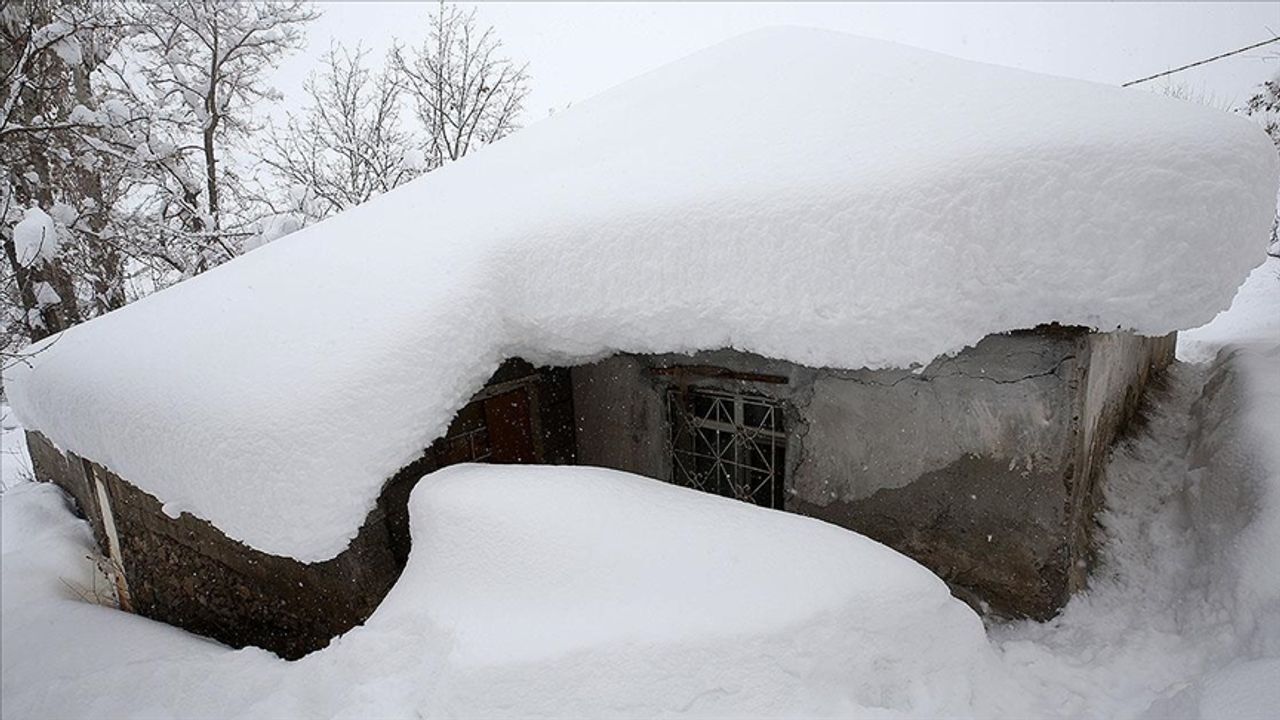 Muş'ta tek katlı evler ve araçlar karla kaplandı