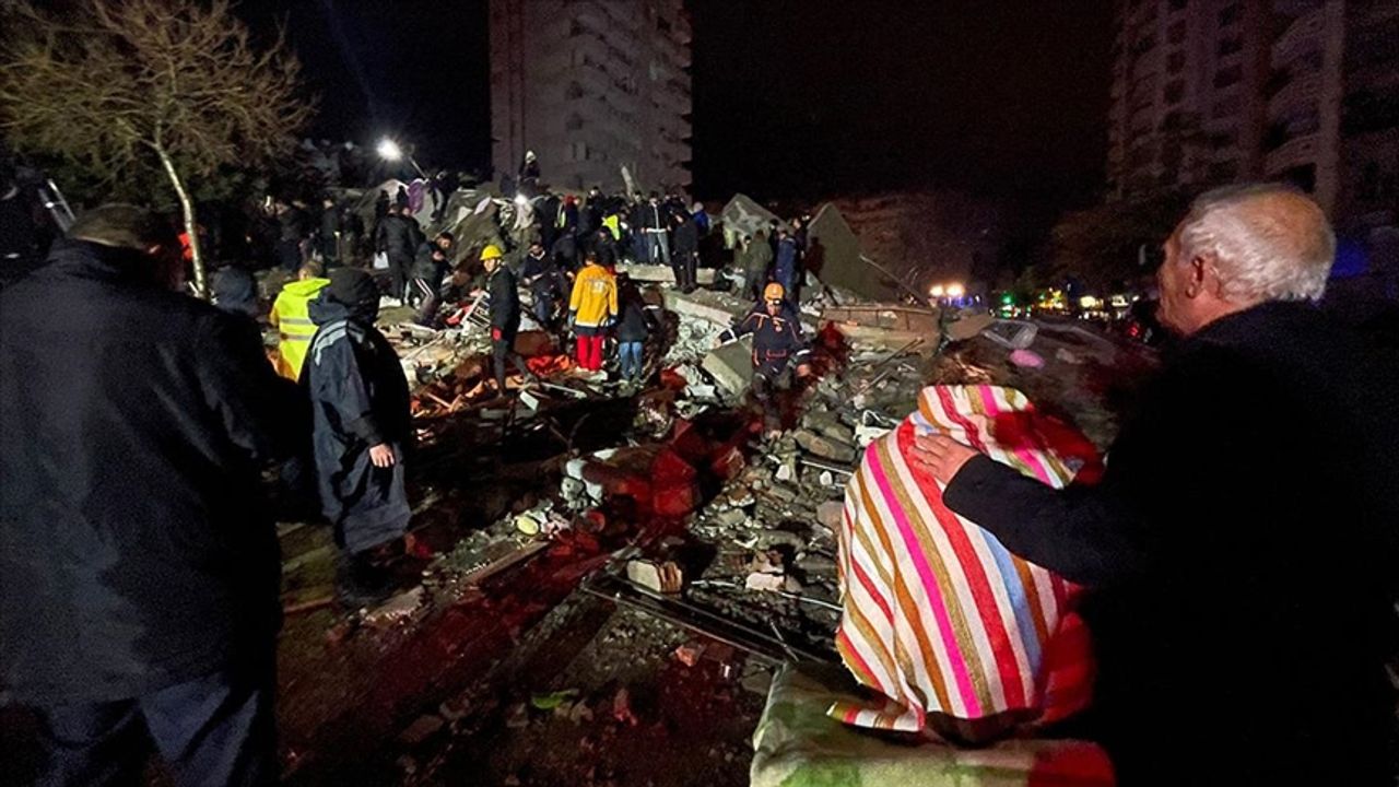 AFAD'dan depremle ilgili açıklama: Arama ve kurtarma alanında uluslararası yardım çağrısında bulunulmuştur.