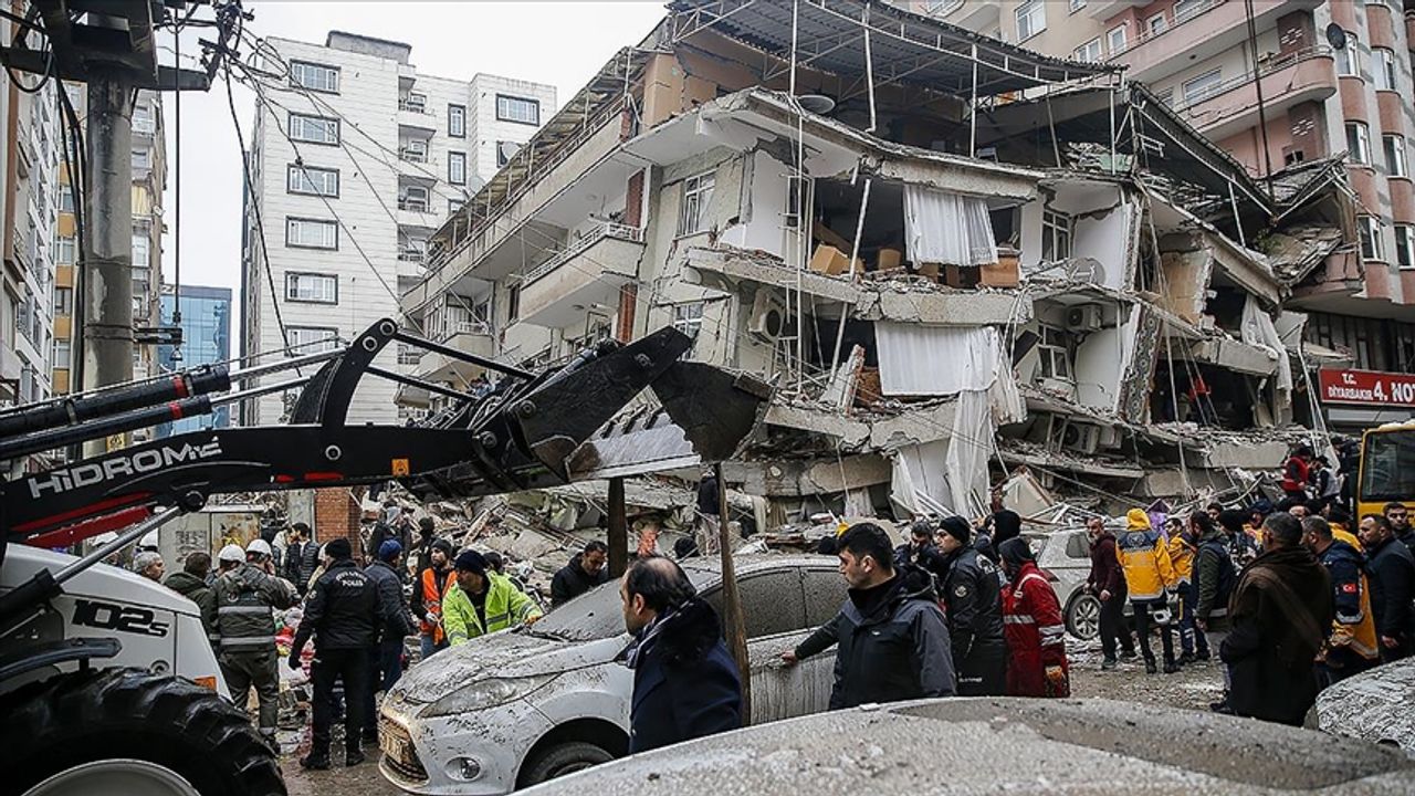 Diyarbakır'da yıkılan binalarda arama kurtarma çalışması devam ediyor
