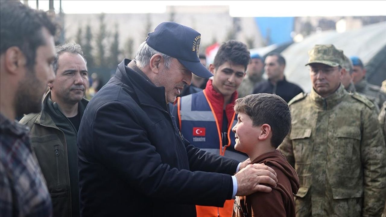 Milli Savunma Bakanı Hulusi Akar'dan çadır kentte kurulan Mehmetçik Okulu'na ziyaret