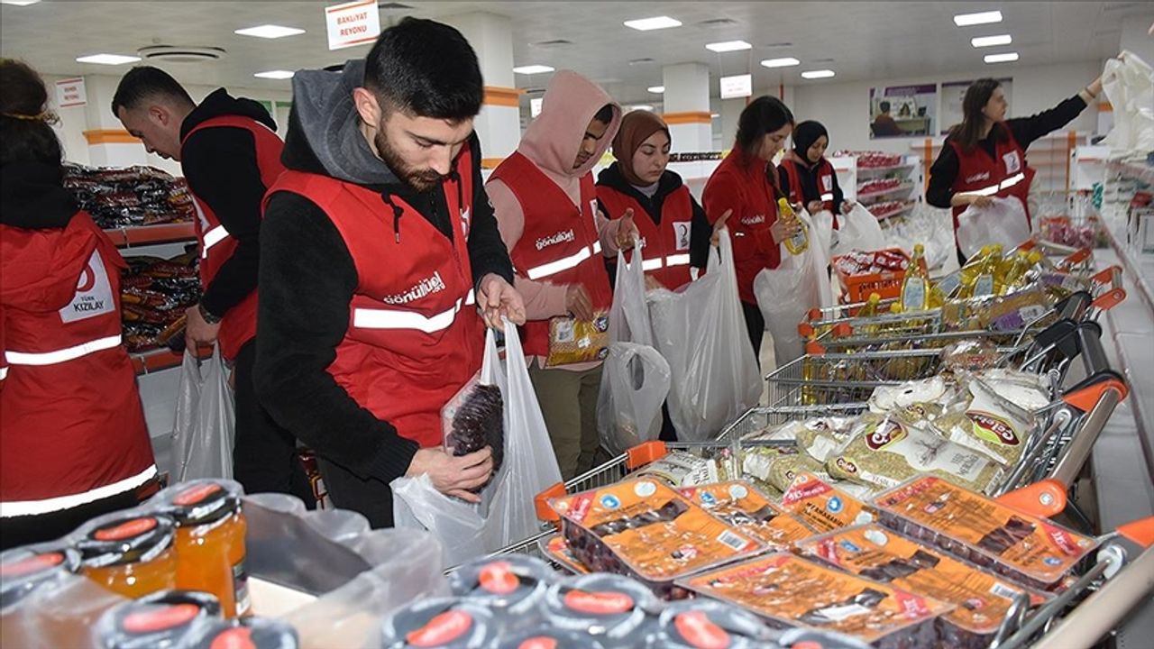 Kızılay depremzedeler için Malatya'da sosyal market açtı