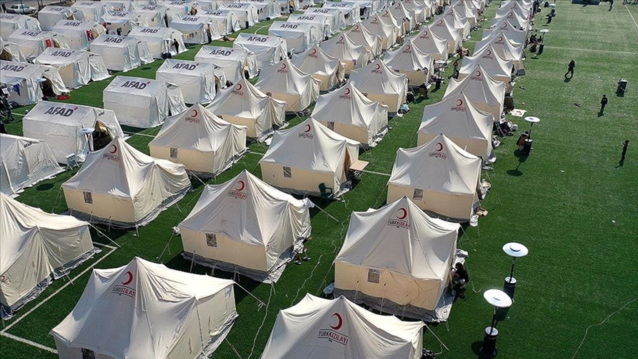 Kırıkhan Stadyumu'ndaki çadır kentin görevlileri 24 saat depremzedelerin hizmetinde
