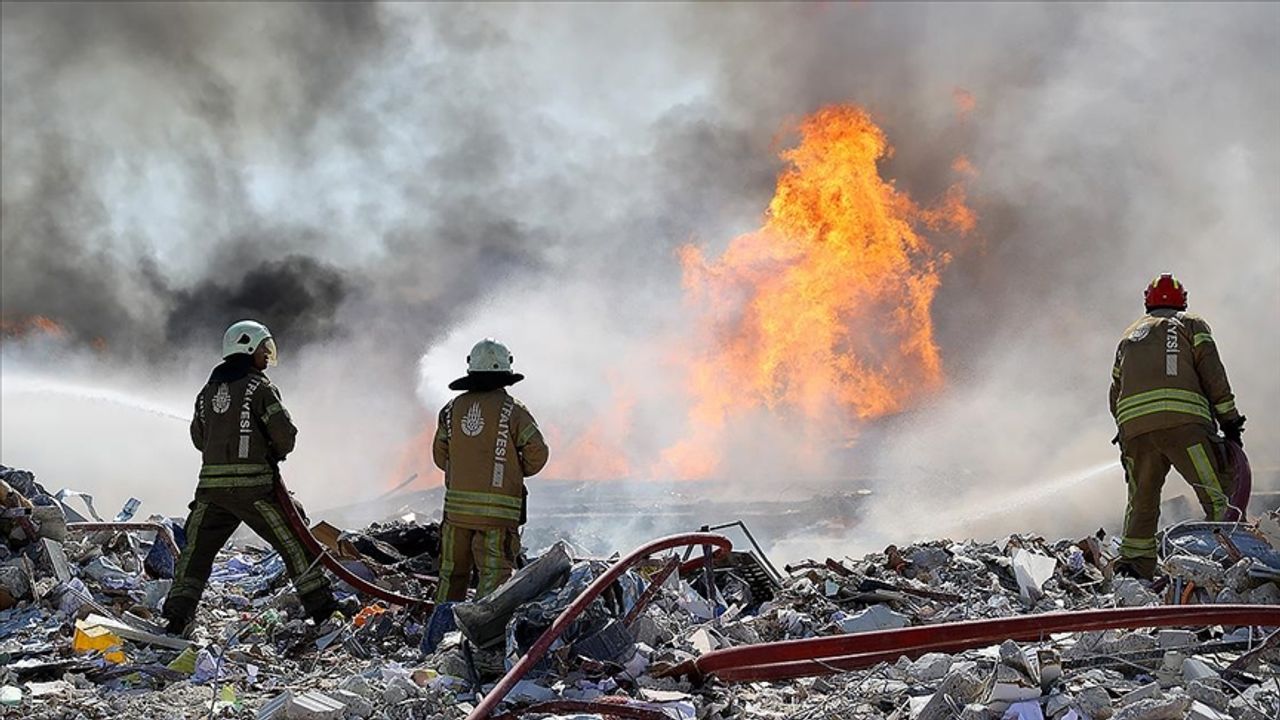 Hatay'da depremde yıkılan fabrikanın enkazında çıkan yangına müdahale ediliyor