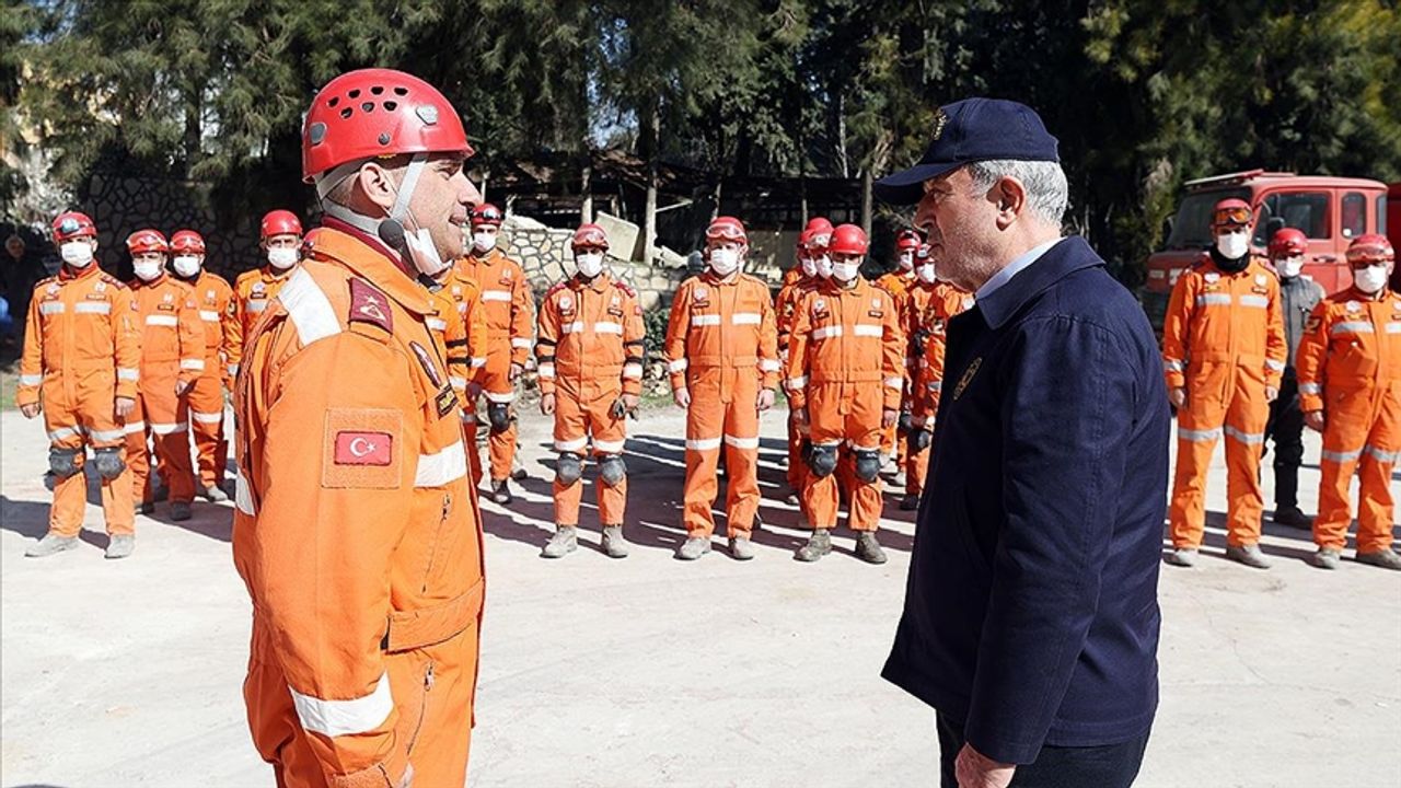Milli Savunma Bakanı Akar'dan enkazdan 326 canı çıkaran Mehmetçiğe tebrik ziyareti