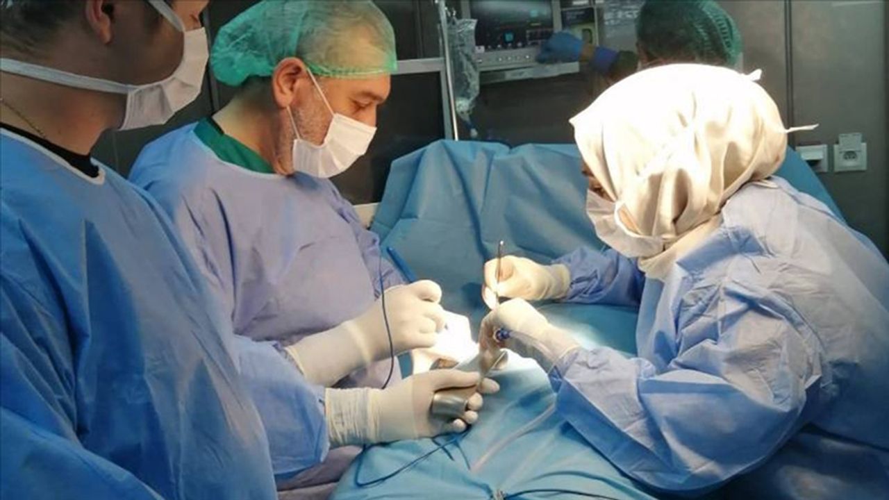 Hastaneye dönüştürülen TCG Bayraktar gemisinde sağlık hizmeti devam ediyor