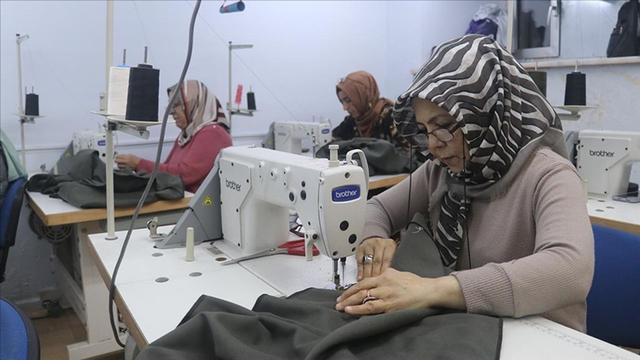 Adana'da gönüllü usta öğreticiler depremzedeler için üretiyor