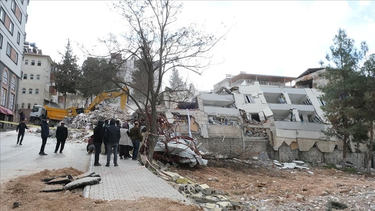 Depremin merkez üssü Pazarcık ilçesinde enkaz kaldırma çalışmaları devam ediyor