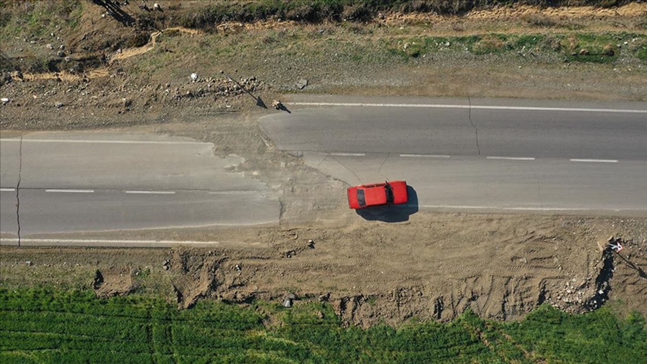 Kahramanmaraş'ta depremde hasar gören bazı yollarda çökme ve kayma oluştu