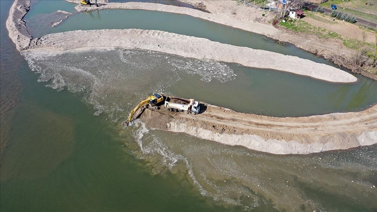 Taşkın önleme çalışmaları kapsamında Meriç Nehri yatağında kum temizliği yapılıyor