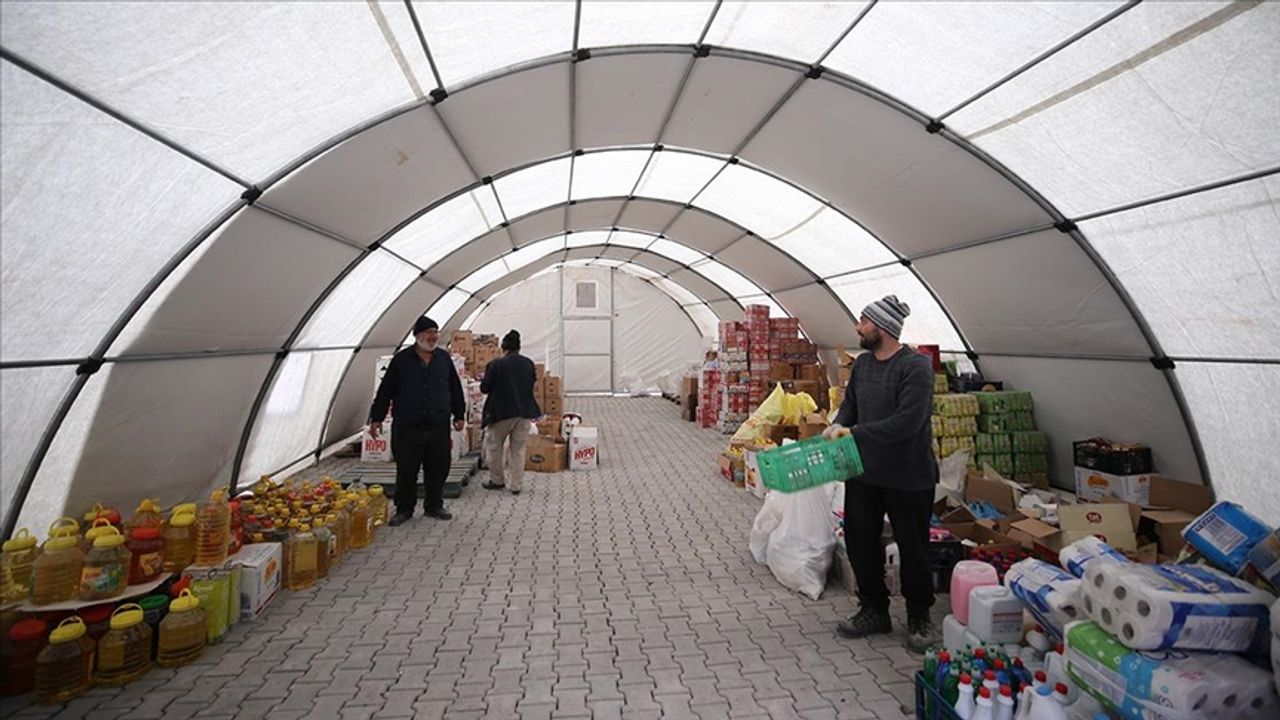 Kahramanmaraş'ta toptancılar Mehmetçiğin kurduğu çadırlarda hizmet vermeye başladı