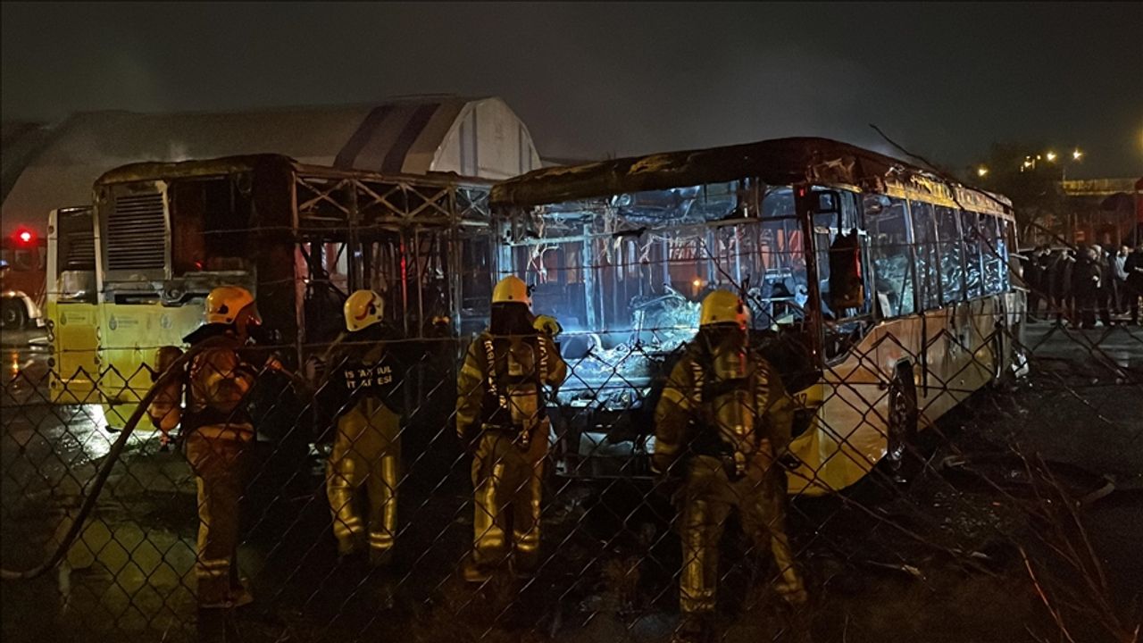 Tuzla'da park halindeki 3 İETT otobüsü yandı
