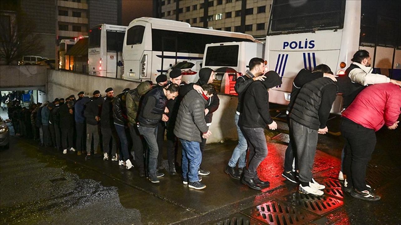 İstanbul'da düzenlenen "Kökünü Kurutma Operasyonu"nda yakalanan 161 zanlı adliyeye sevk edildi