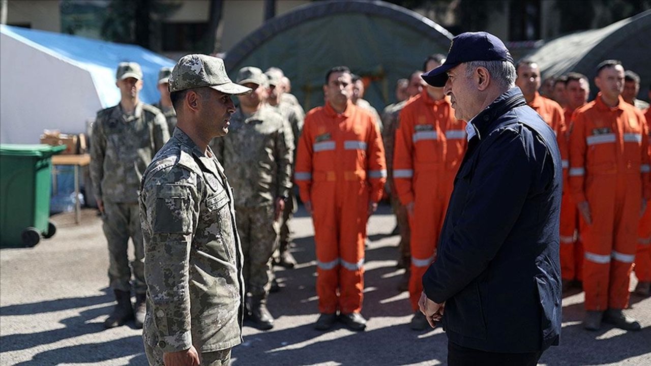 Milli Savunma Bakanı Akar depremin etkilediği Antakya'da çalışmaları inceledi