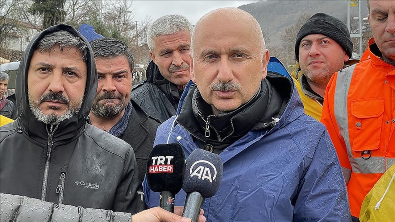Bakan Karaismailoğlu: Adıyaman'da 160 kişilik ekibimiz 25 kilometrelik alanda arama faaliyetlerine devam ediyor