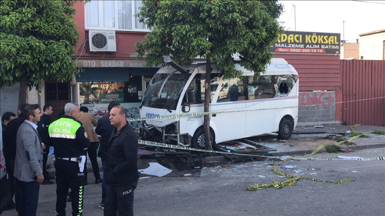 Adana'da dolmuşun durakta bekleyenlere çarpması sonucu 1 kişi öldü, 7 kişi yaralandı