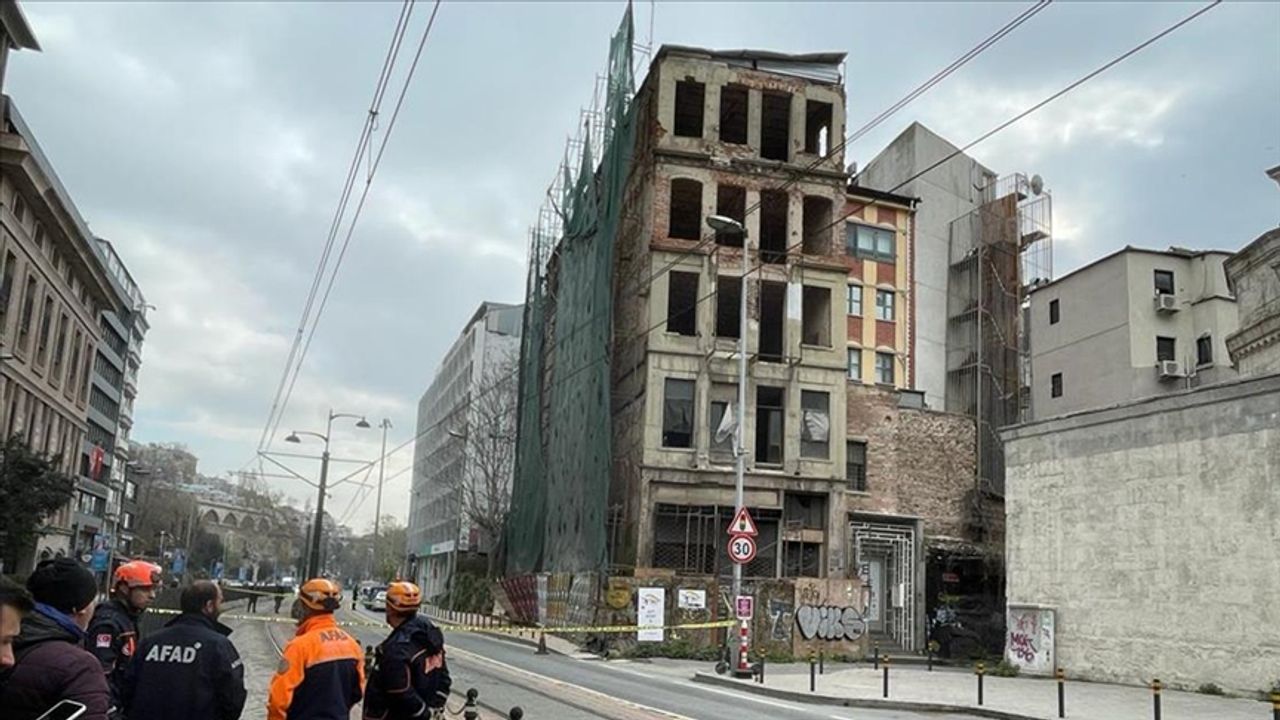 Beyoğlu'nda metruk binanın çökme riski nedeniyle çevrede güvenlik önlemi alındı