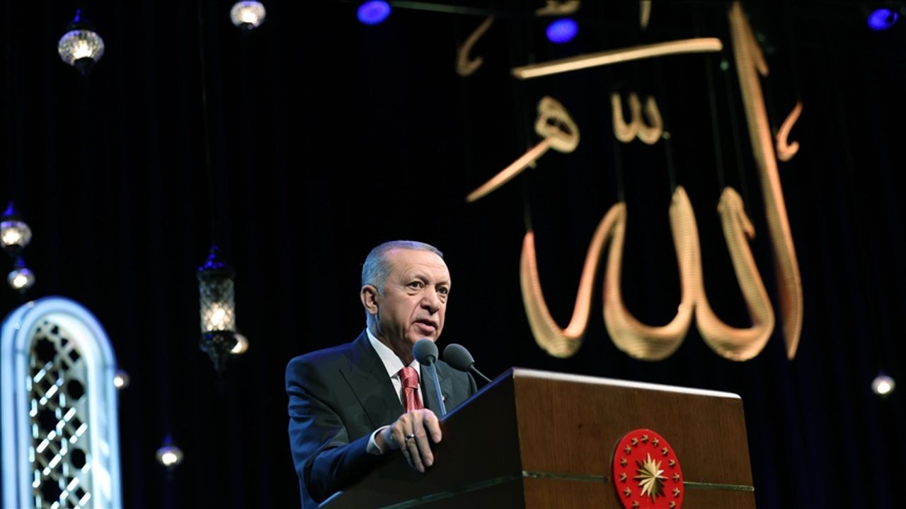 Cumhurbaşkanı Erdoğan: Lafzı ve manasıyla Kur'an-ı Kerim ile bağı kesilen Müslüman, kalbi çalışmayan bir beden gibidir