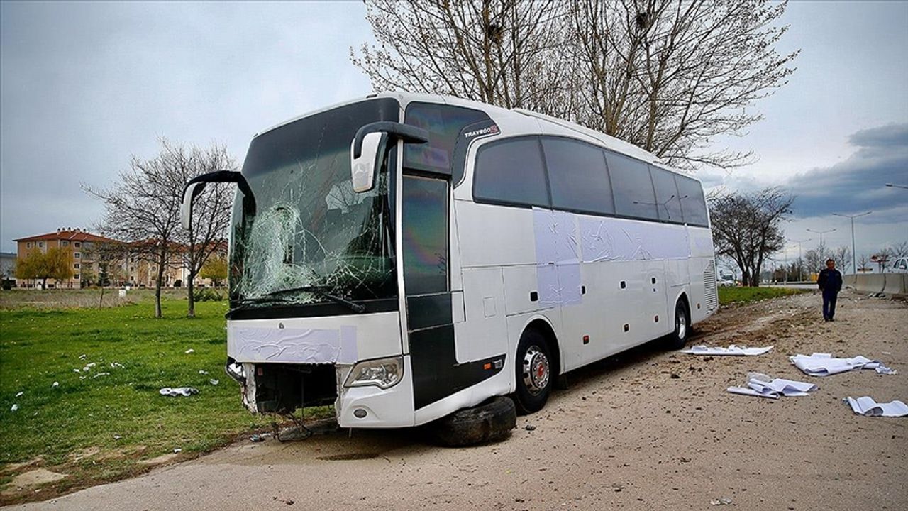 Eskişehir'de yolcu otobüsünün bariyere çarpması sonucu 17 kişi yaralandı