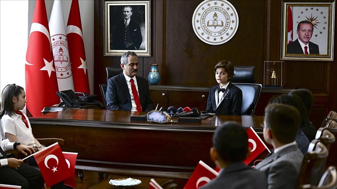 Milli Eğitim Bakanı Özer, koltuğunu 11 yaşındaki Kaan Can'a devretti