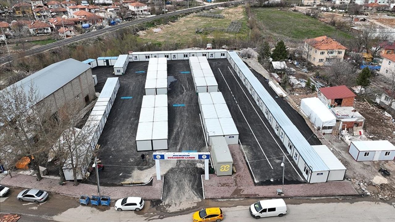 Doğanşehir'de depremzede esnaf için yapılan konteyner çarşının kurulumu tamamlandı