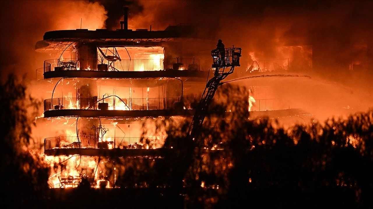 İzmir'de bir sitede çıkan yangına müdahale ediliyor