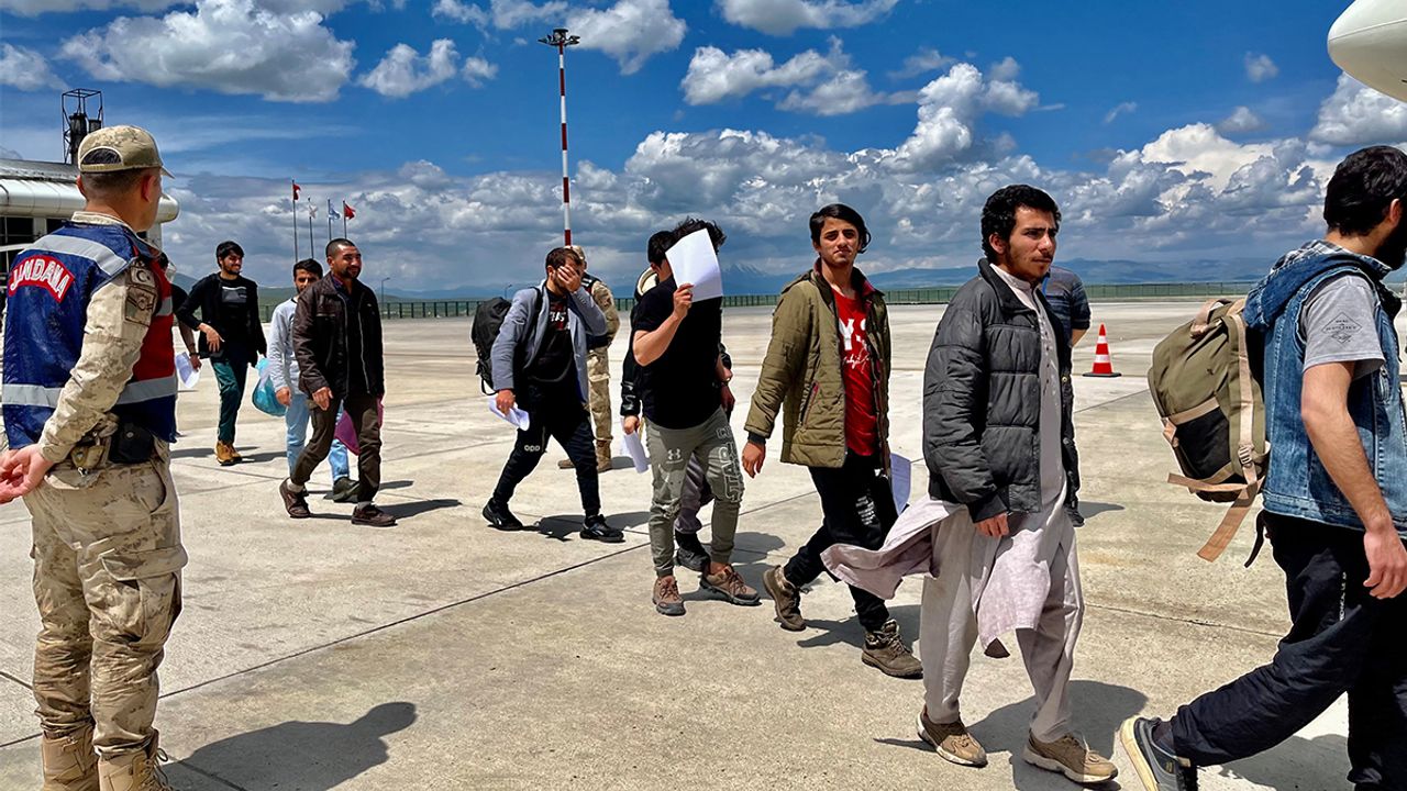 Ağrı'da 227 Afgan göçmen sınır dışı edildi