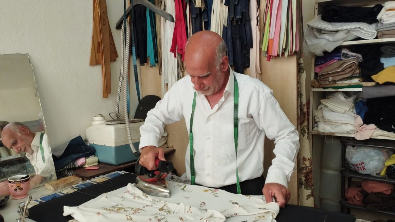 Mardin'de 11 yaşında açtığı terzi dükkanında 53 yıldır kıyafet dikiyor