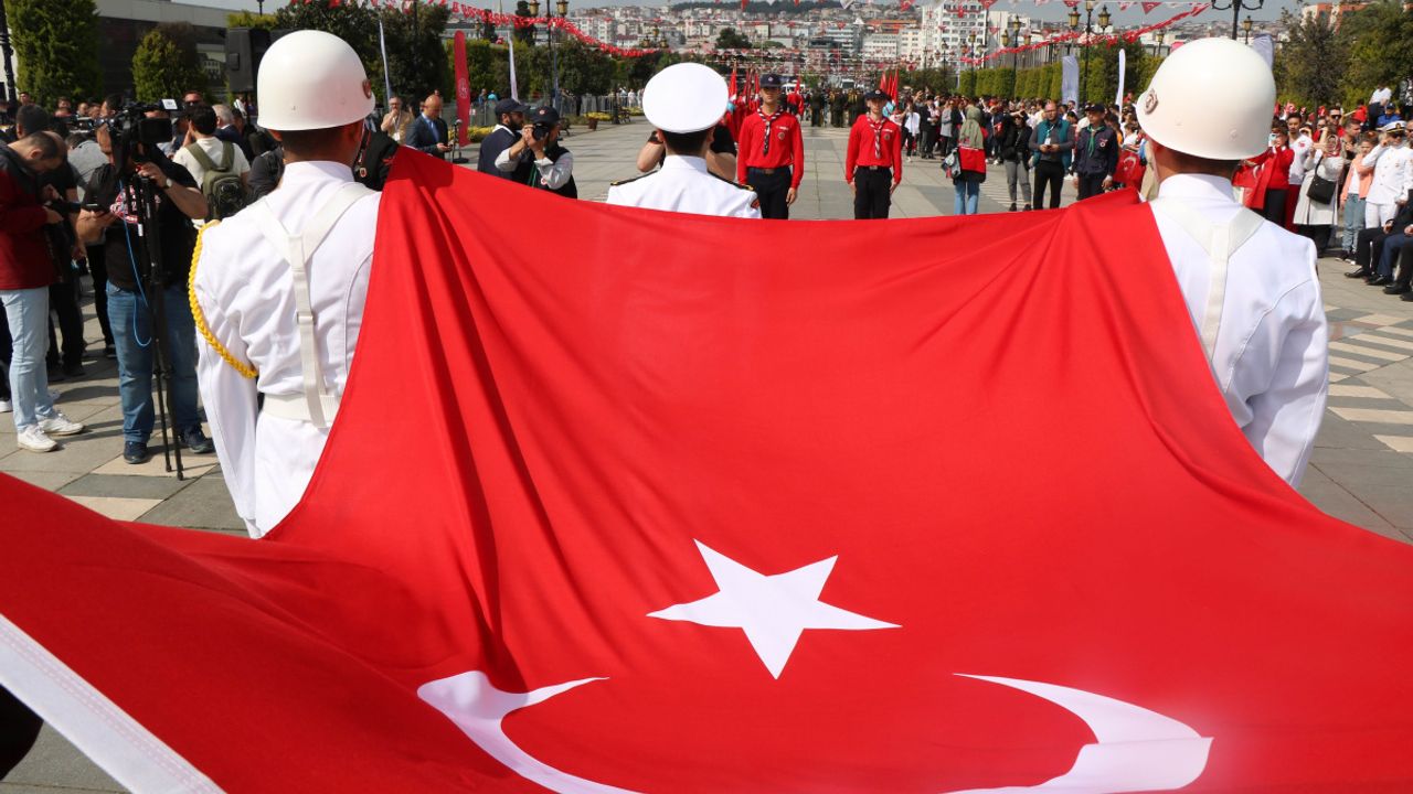 Atatürk'ü temsil eden bayrak karaya çıktı